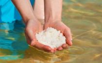 Какво определя солеността на морската вода?