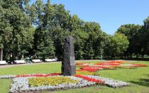 Statek Studenets (Krasnopresnensky Park) V parku Presnensky je pamětní kámen